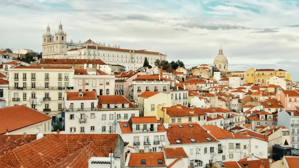 Calles empinadas del barrio de Alfama con casas de azulejos en Lisboa